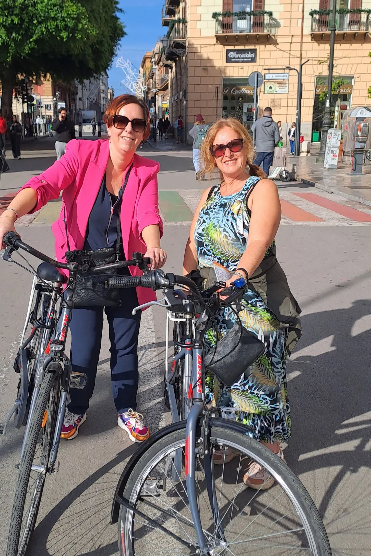Reisadviseurs Joyce en Karin met fietsen in Palermo, Sicilië