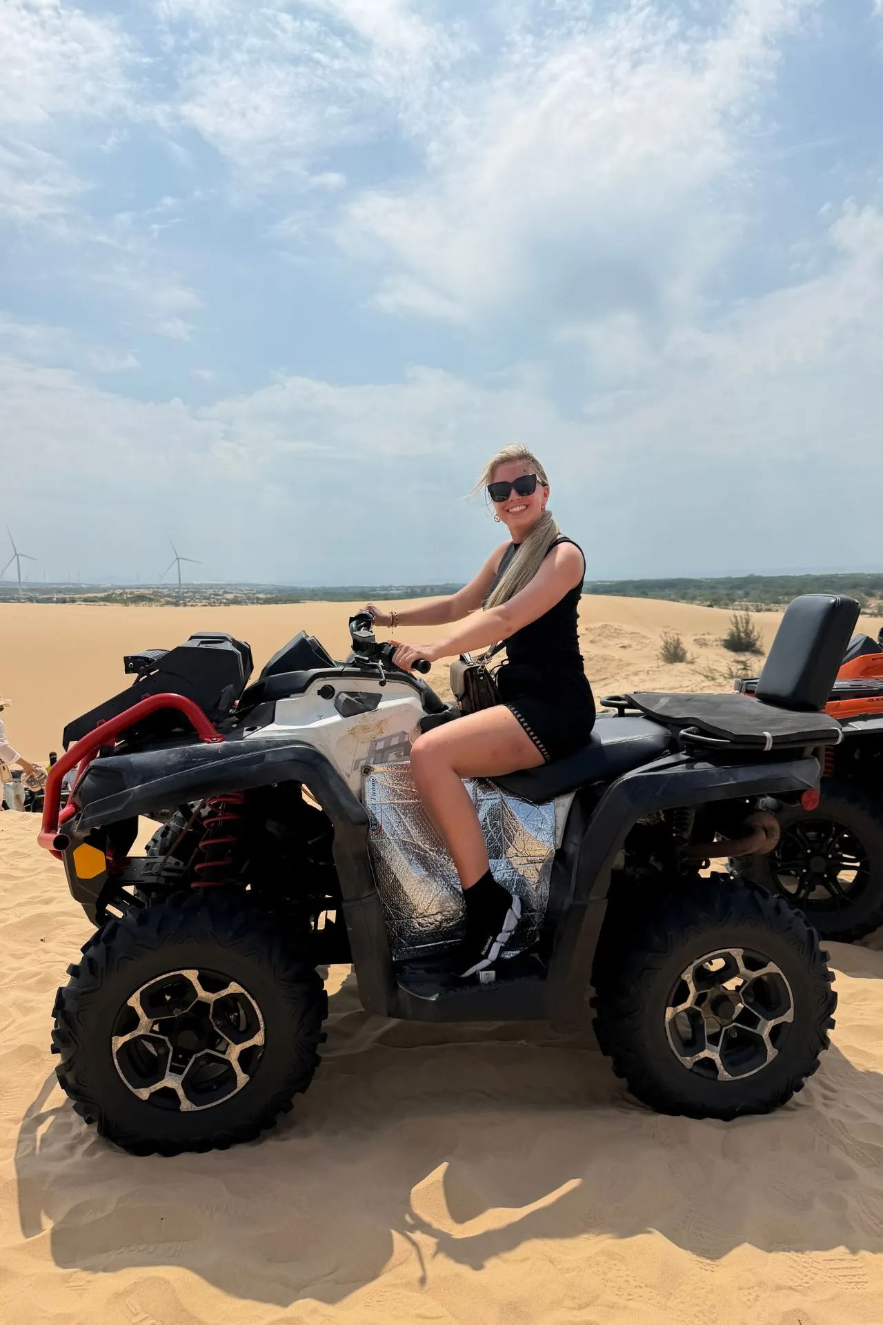 Quadtocht door de indrukwekkende witte zandduinen van Mui Ne in Vietnam. Dit unieke woestijnachtige landschap biedt spectaculaire uitzichten en avontuurlijke activiteiten. De zandduinen behoren tot de bekendste bezienswaardigheden van Mui Ne en Zuid-Vietnam.