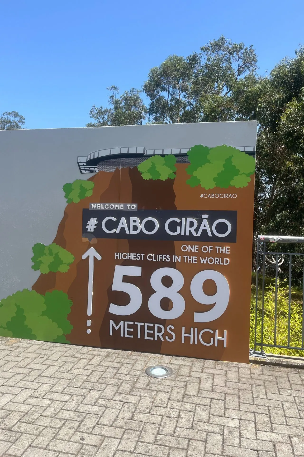  Informatiebord bij Cabo Girão op Madeira met tekst “589 meters high, one of the highest cliffs in the world”.