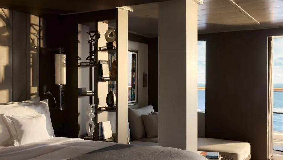 Luxe suite aan boord van een Explora Cruise schip, met een elegant interieur, comfortabele bedden, moderne decoratie en grote ramen die uitzicht bieden op de oceaan. Deze foto benadrukt de premium accommodatie en verfijnde stijl die Explora Journeys biedt voor een exclusieve cruisevakantie. Geniet van ruimte, privacy en hoogwaardige service op zee, ideaal voor reizigers die op zoek zijn naar ultieme luxe en comfort tijdens hun cruise naar unieke bestemmingen.