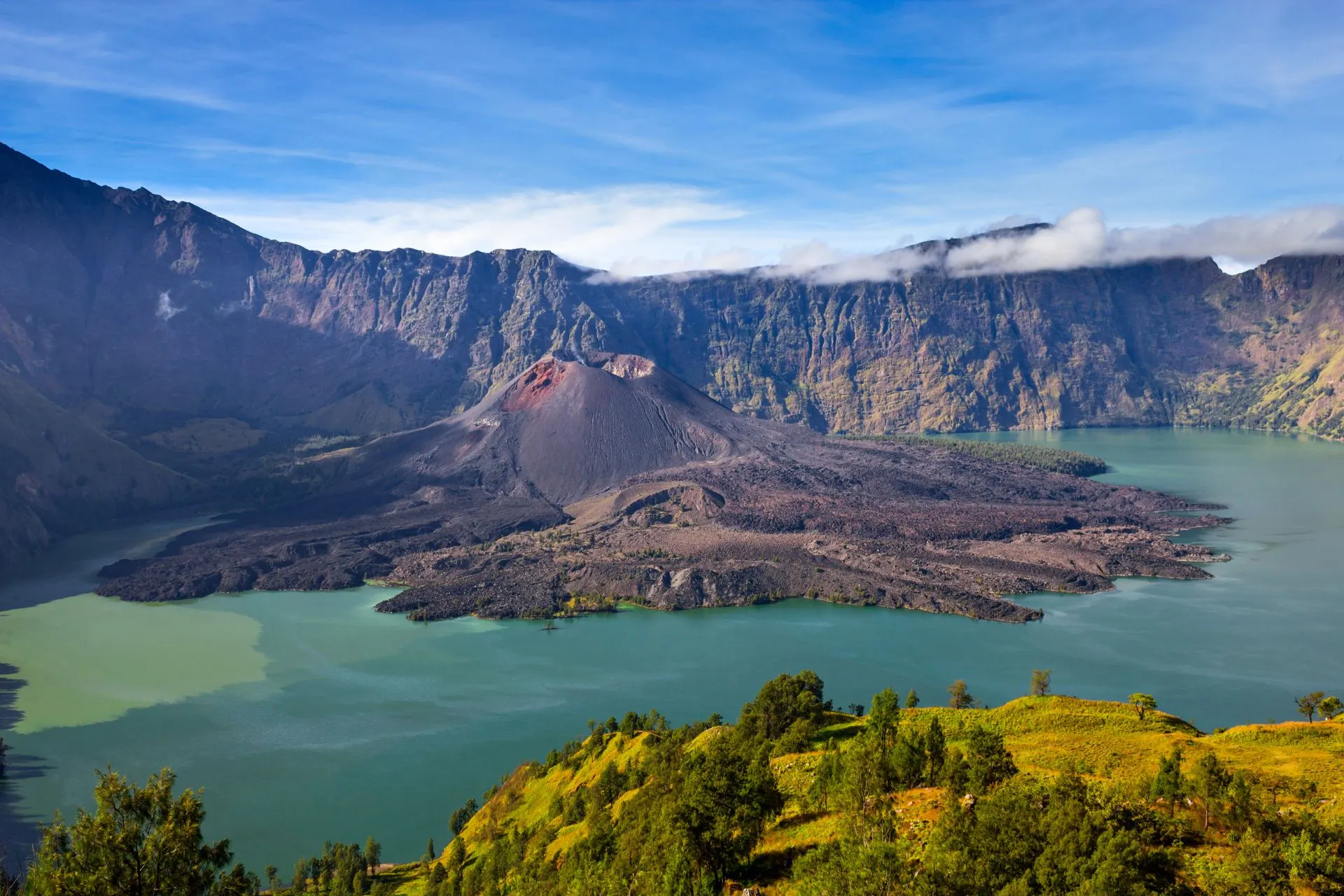 Mooi uitzicht in Lombok op Mount Rinjani omringt met water en bergen.