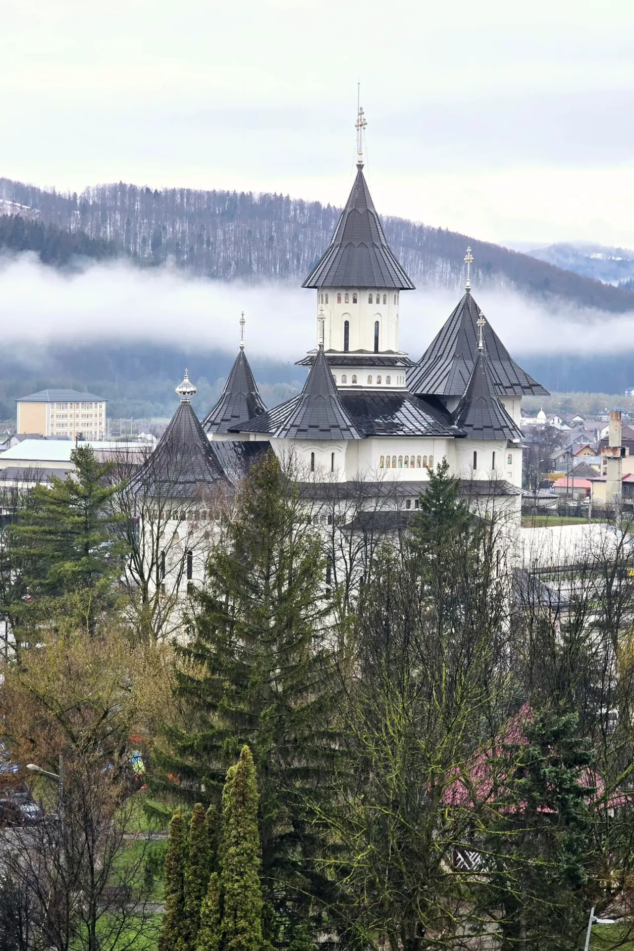 et kasteel van Dracula in Bran hoog op een rots met puntige torentjes en een mysterieuze uitstraling
