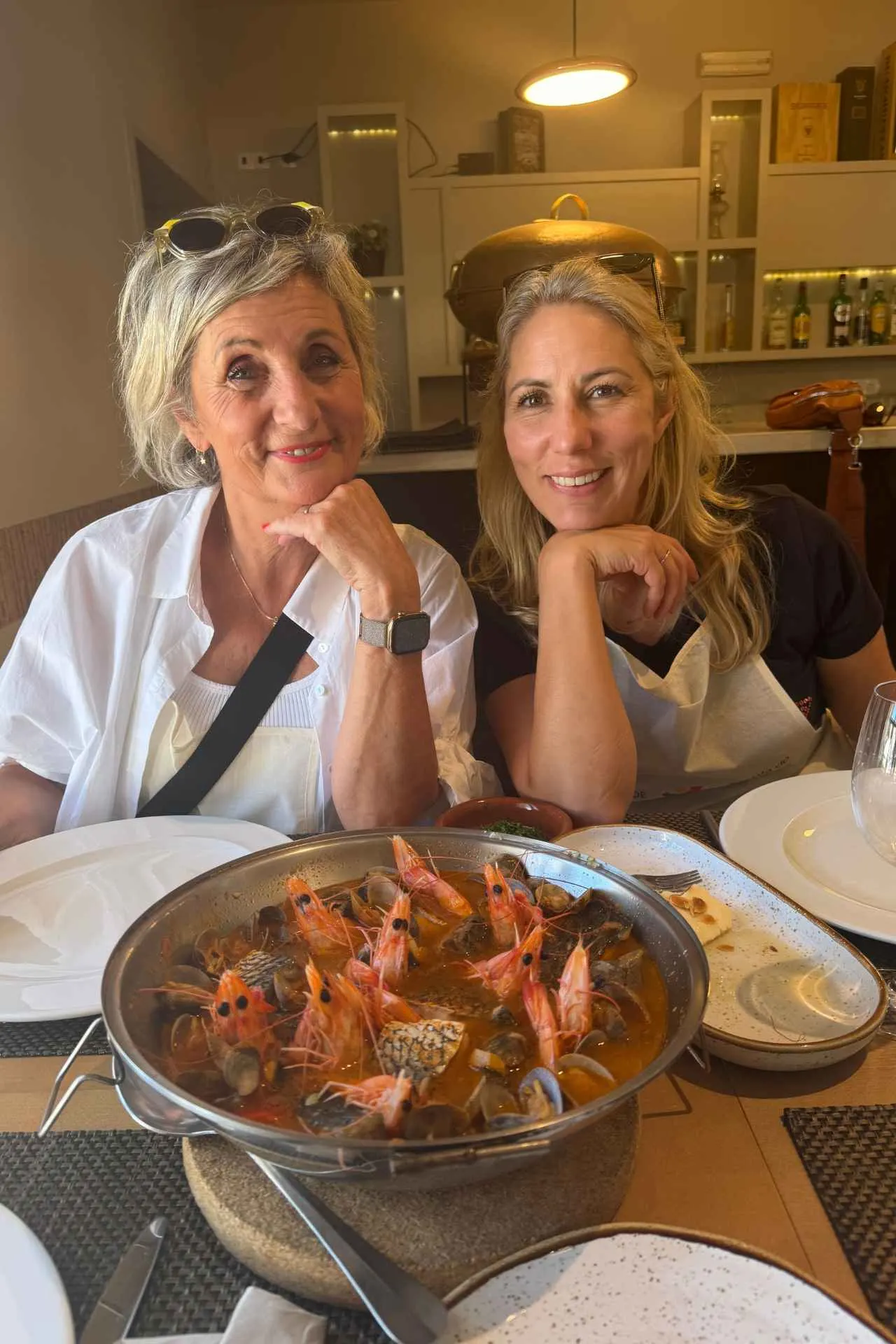 Genieten van verse vis en zeevruchten in een lokaal restaurant in de Algarve.