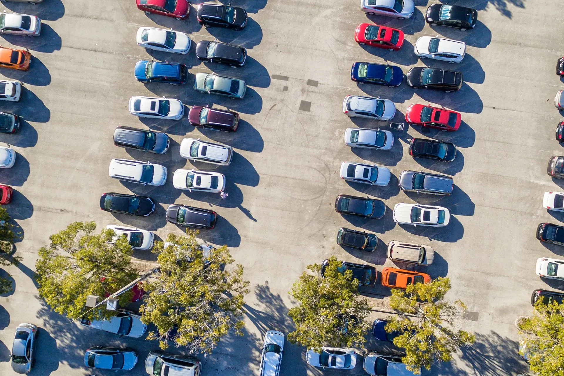  Luchtfoto van parkeerterrein bij Weeze Airport – ruime parkeermogelijkheden voor passagiers die vliegen vanaf Weeze en goedkope vluchten zoeken.