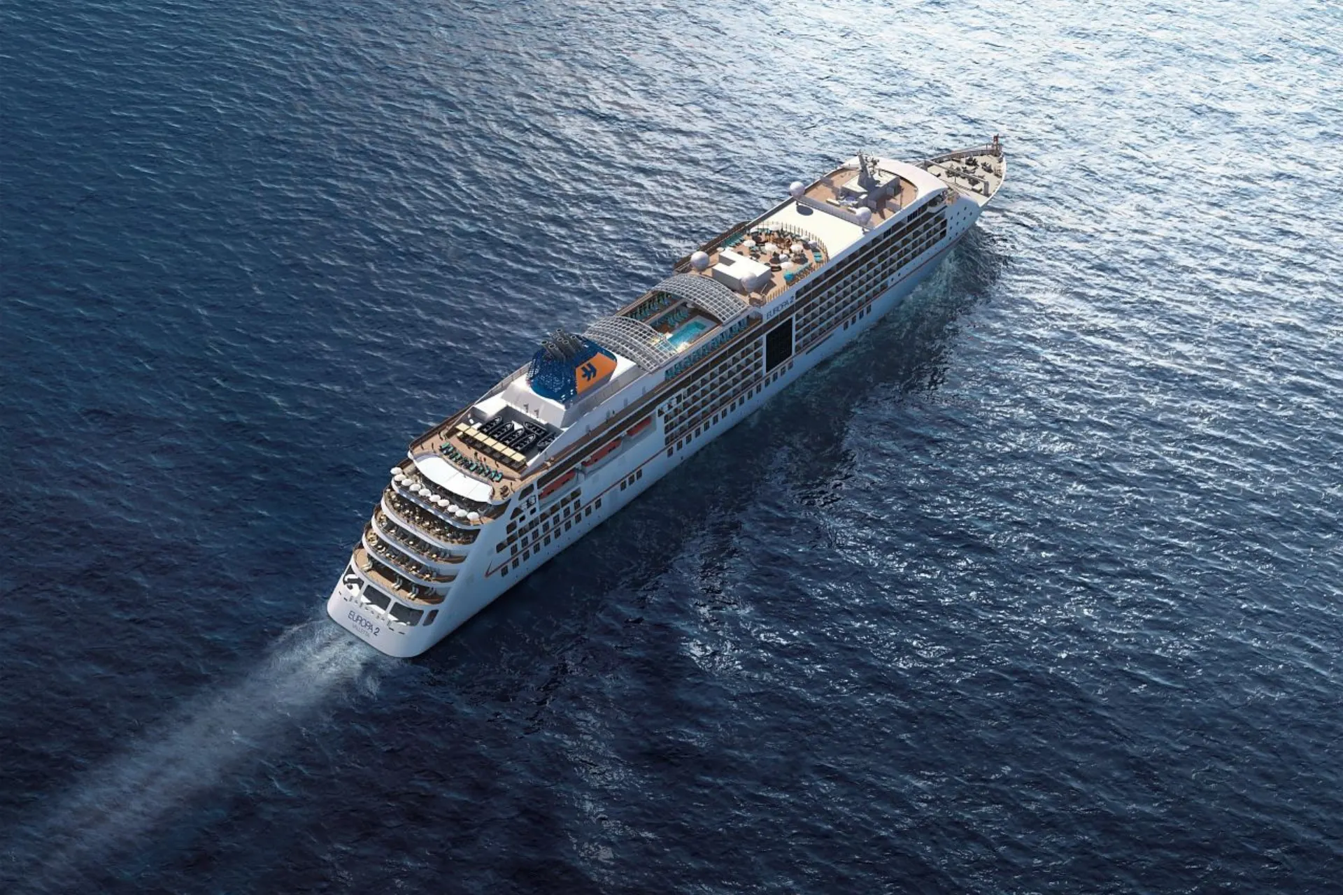 Luchtfoto van een groot Hapag Lloyd cruiseschip varend op de open zee.