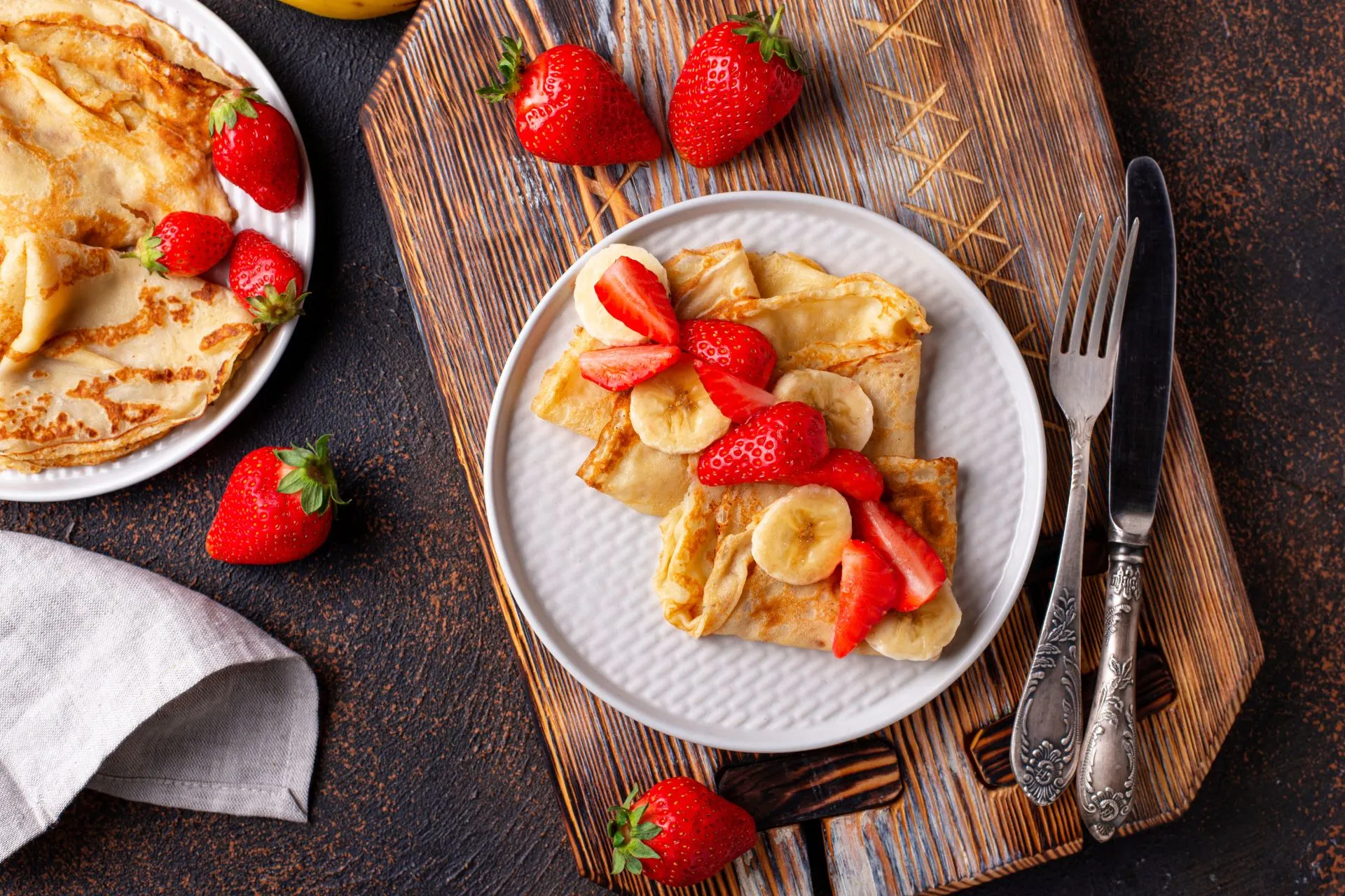 Een heerlijke crêpe in Parijs, dun en luchtig, me vers fruit, een typisch Parijse traktatie.