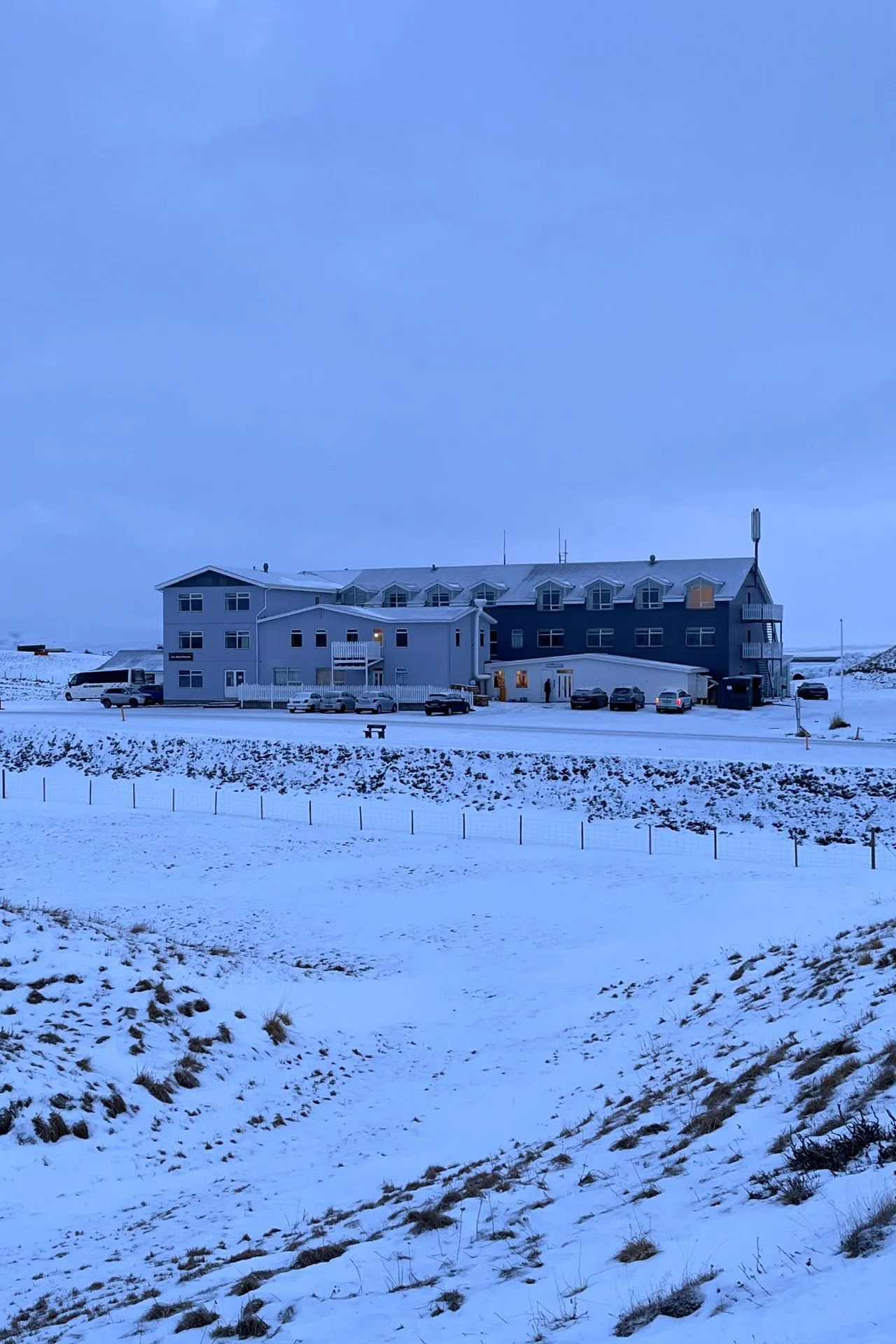 Sel Hotel Myvatn in Noord‑IJsland, omgeven door een besneeuwd winterlandschap.
