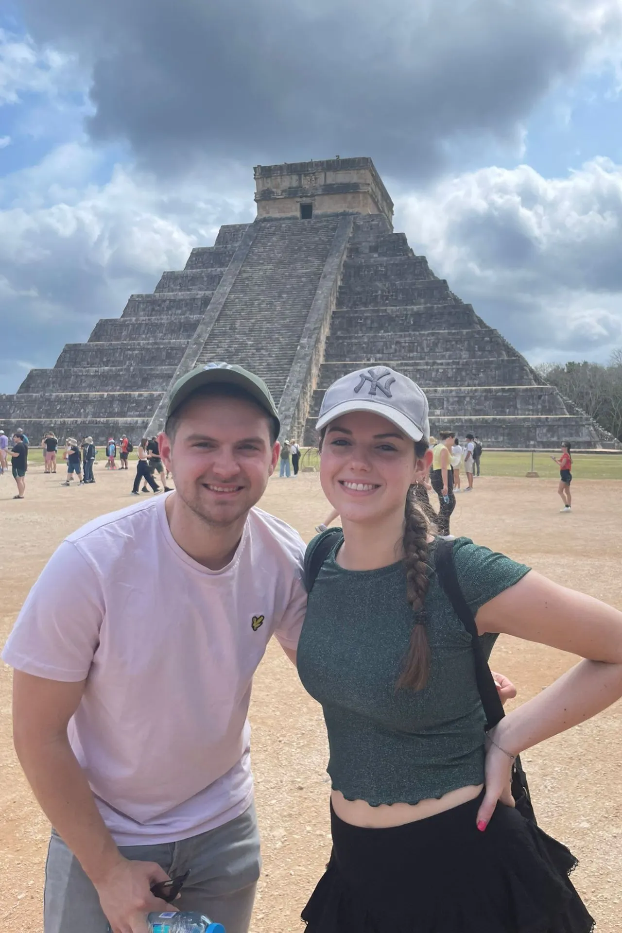 Bezoekers poseren voor de beroemde piramide El Castillo in Chichén Itzá, een van de zeven wereldwonderen in Mexico. Deze indrukwekkende Maya-ruïne op het schiereiland Yucatán is een van de belangrijkste bezienswaardigheden van het land en mag niet ontbreken tijdens een rondreis door Mexico vol cultuur, geschiedenis en archeologische hoogtepunten.
