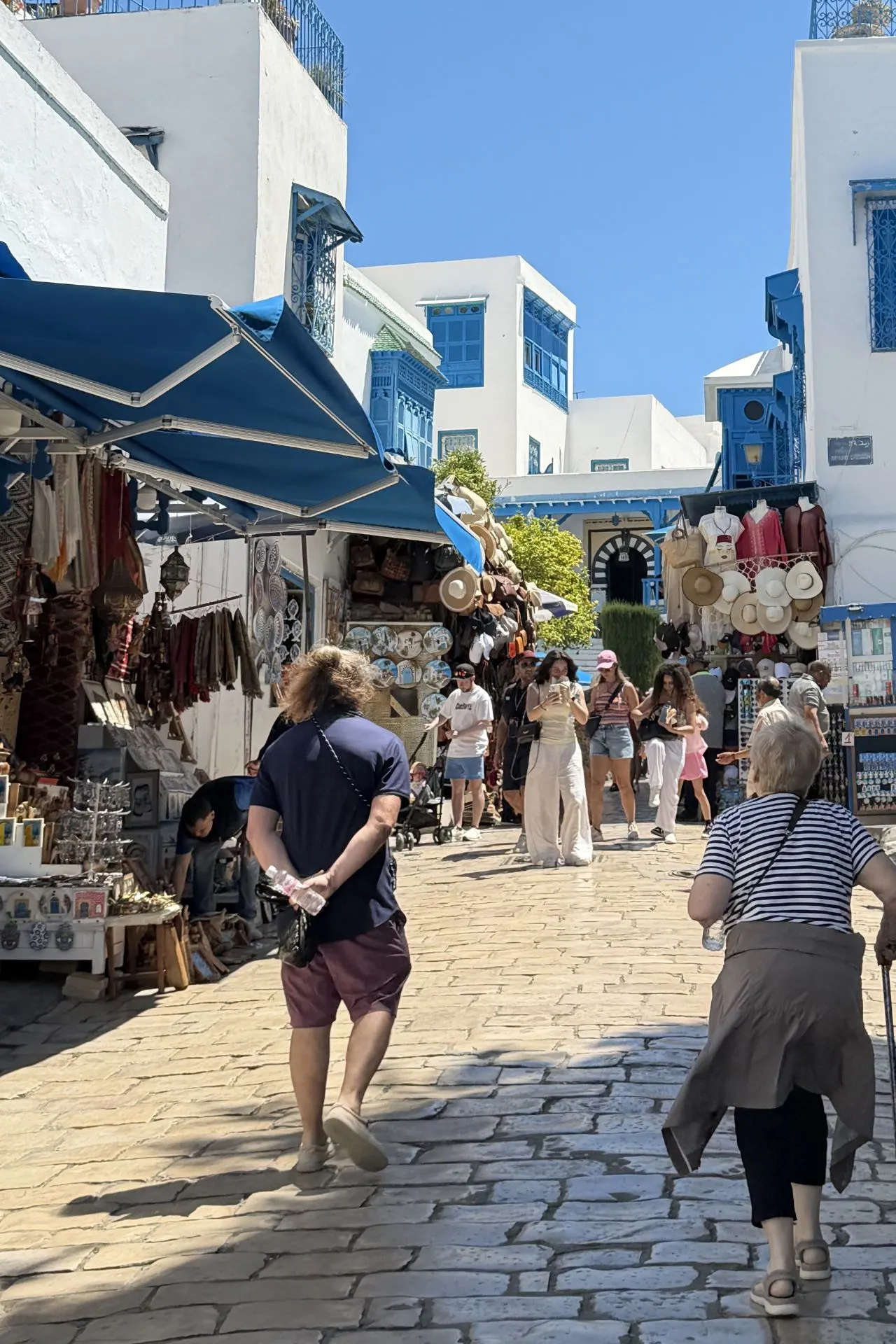 Gezellige winkelstraat in La Goulette nabij Tunis met lokale winkels, souvenirs en bezoekers
