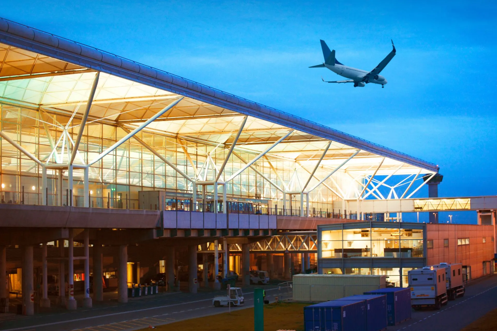 Vliegtuig stijgt op vanaf Weeze Airport - goedkope vluchten vanaf Weeze naar diverse bestemmingen.