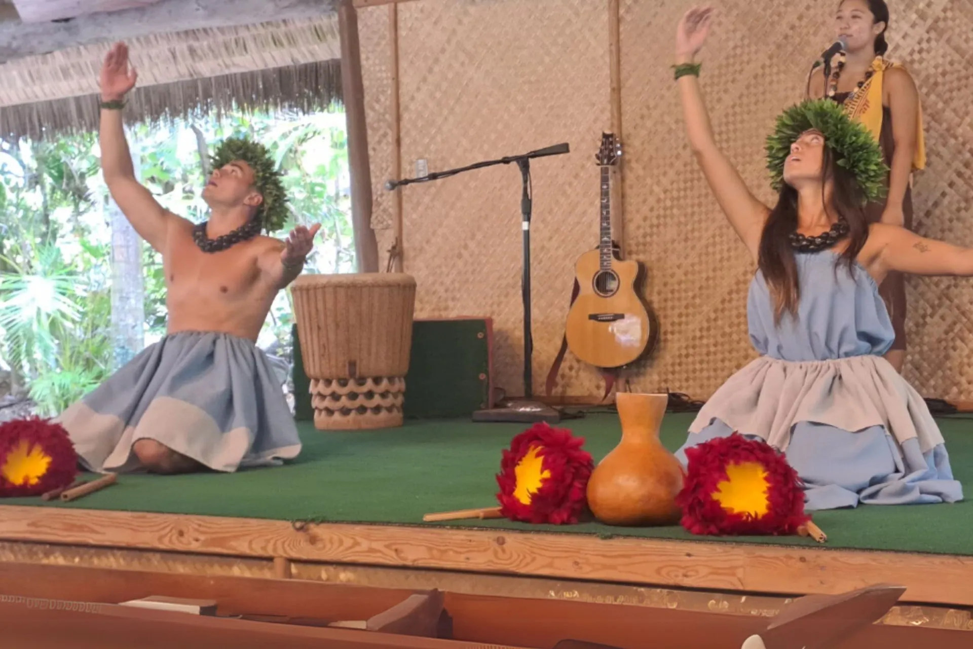 Traditionele Hula-dansers tijdens een voorstelling in het Polynesian Cultural Center op Oahu, Hawaii