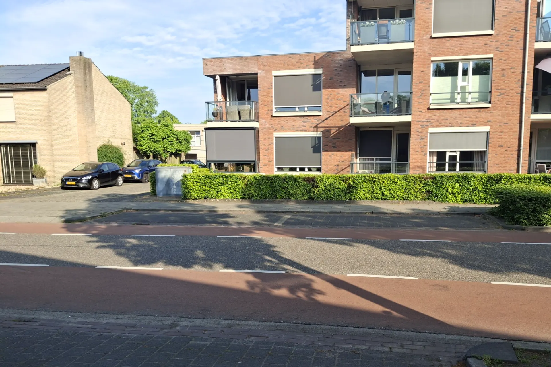 Parkeerplaatsen in de John F. Kennedystraat in Heesch, om de hoek bij Travelcenter de Wit.