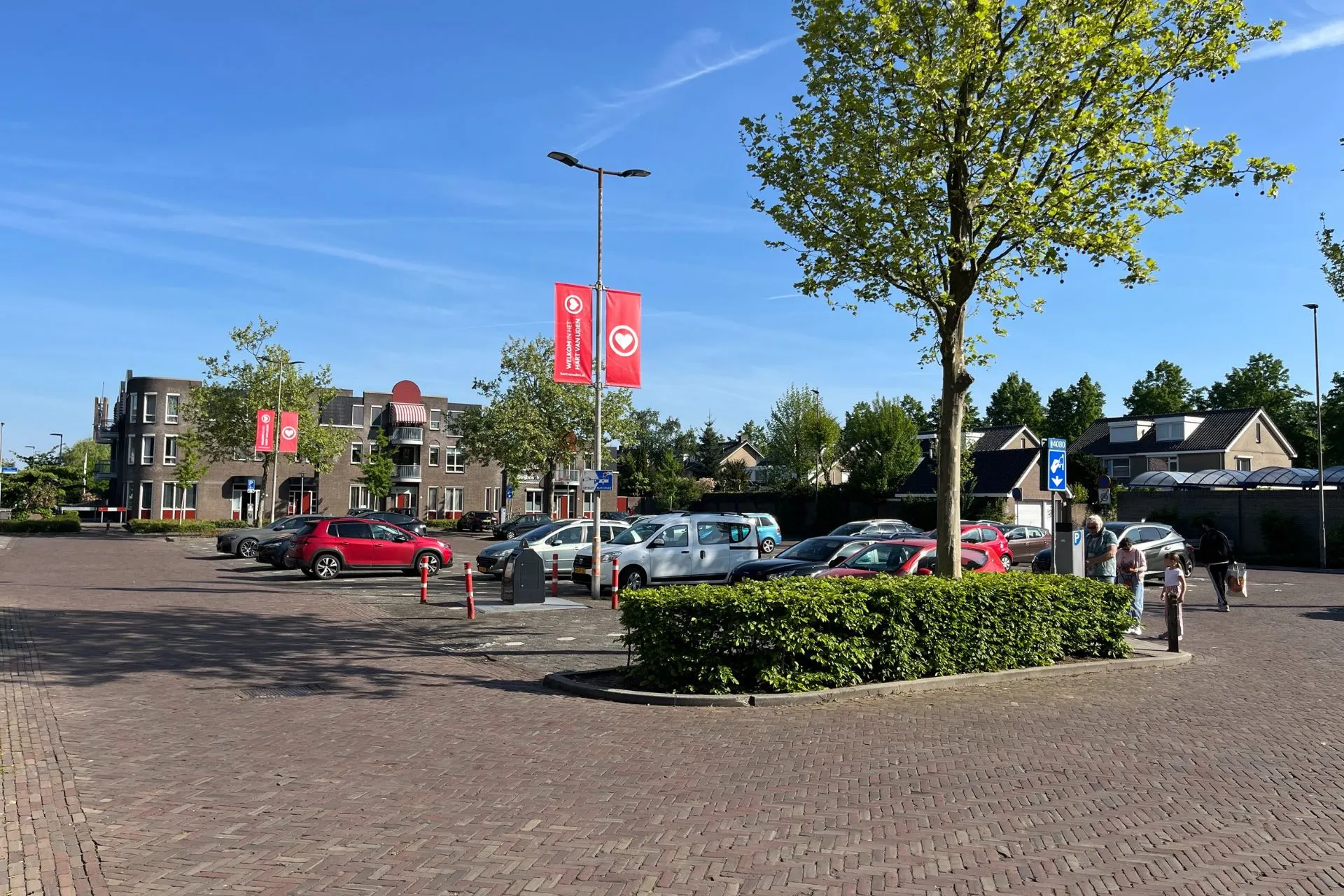 Parkeerplaats bij Take Ten in het centrum van Uden, voorzien van duidelijke bewegwijzering en op loopafstand van Travelcenter de Wit.