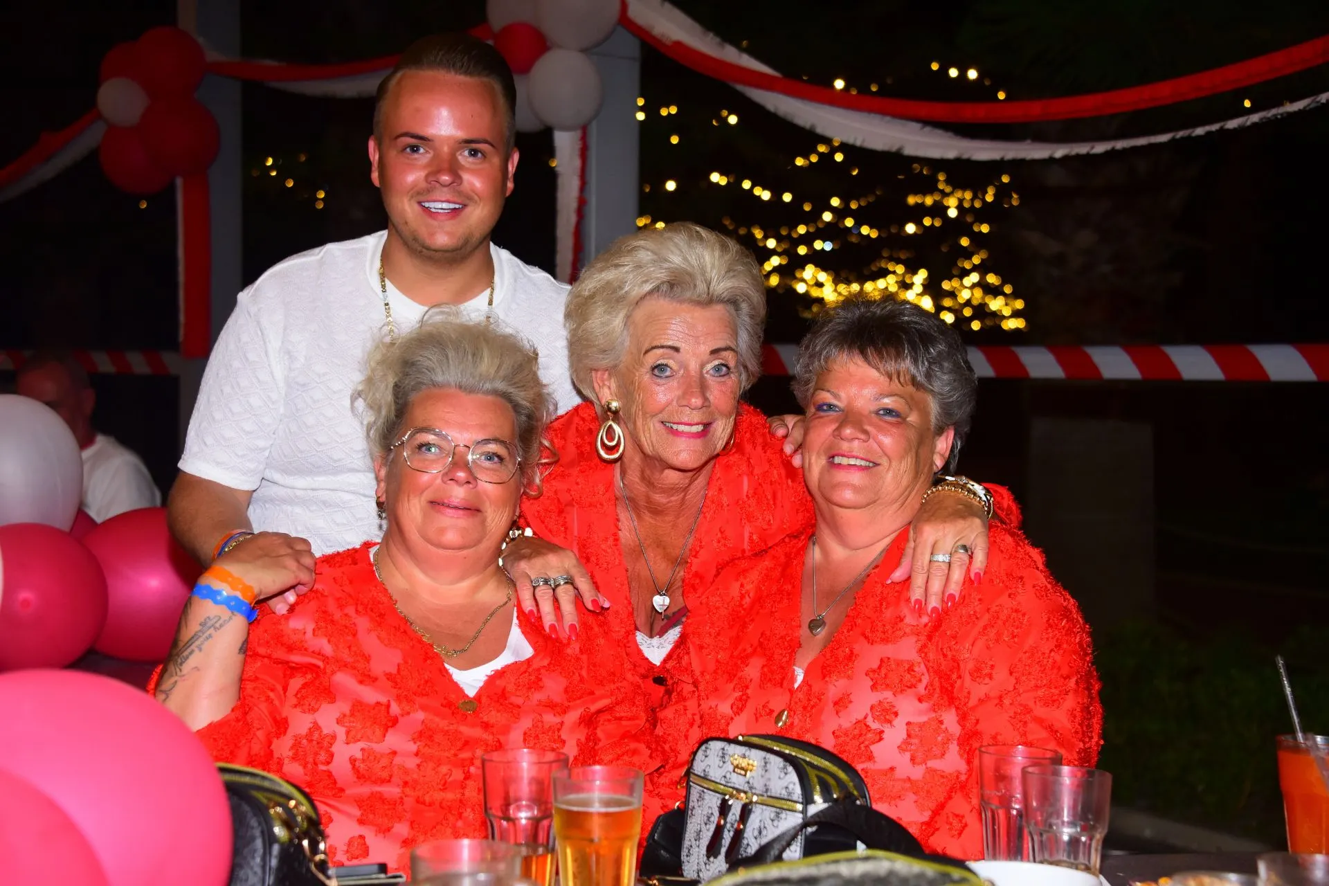 Deelnemers van de artiestenreis in Turkije zitten samen aan tafel tijdens een feestelijke avond in Sunmelia Beach Resort. De locatie is aangekleed met rode en witte decoraties en sfeervolle verlichting. Tijdens deze georganiseerde groepsreis stonden muziek, optredens, ontmoetingen en gezellig samenzijn centraal, wat zorgde voor een onvergetelijke week aan de Turkse Rivièra.
