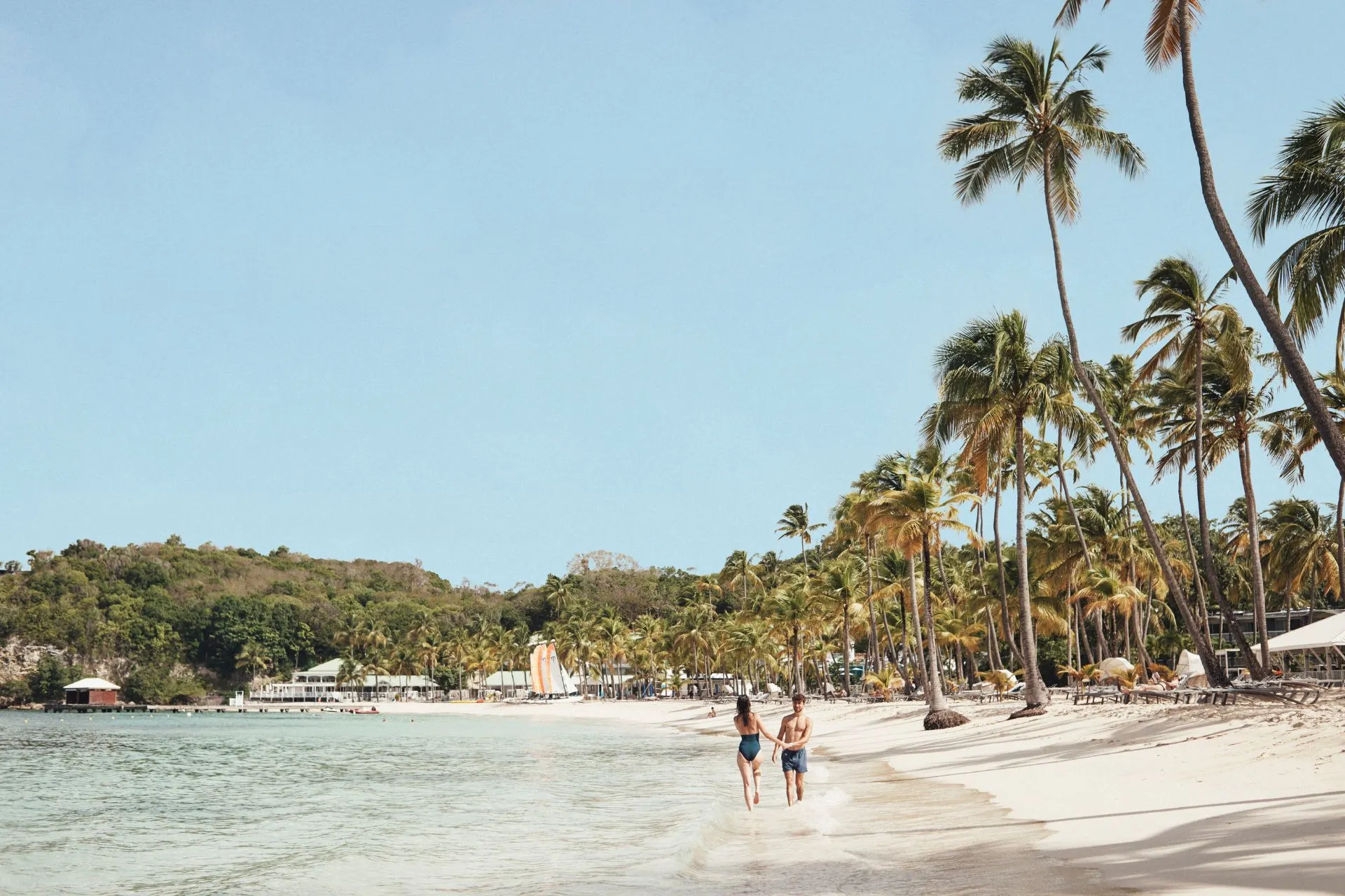 Club Med Caravelle strand in Guadeloupe met palmbomen, wit zand en helderblauw water. Perfecte all-inclusive zonvakantie in de Caraïben met watersport, yoga en gastronomische maaltijden