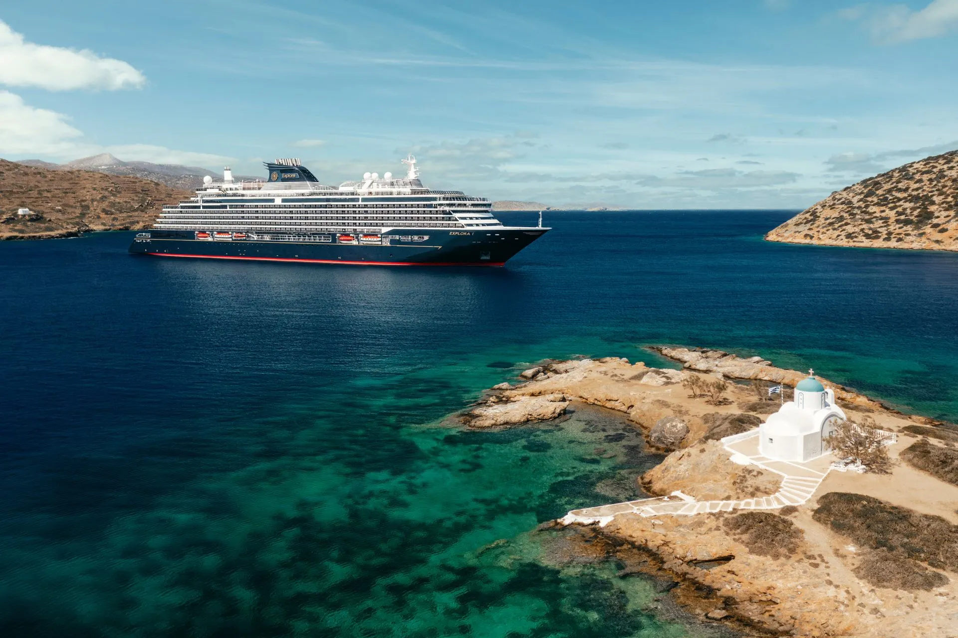 Explora Journeys schip bij pittoresk Grieks eiland tijdens mediterrane route.