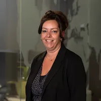 Joyce de Rooij, filiaalmanager en reisspecialist bij Travelcenter de Wit in Rosmalen. Joyce heeft ruim 25 jaar ervaring als reisadviseur en heeft in die tijd al vele mooie bestemmingen mogen bezoeken in Europa, de Caribbean en Azië. Ook met cruises heeft ze de nodige ervaring opgebouwd en verschillende schepen van meerdere rederijen zelf bezocht. Joyce doet niets lever dan reizigers de ultieme vakantie bezorgen zodat zij herinneringen voor het leven mee naar huis nemen. 
