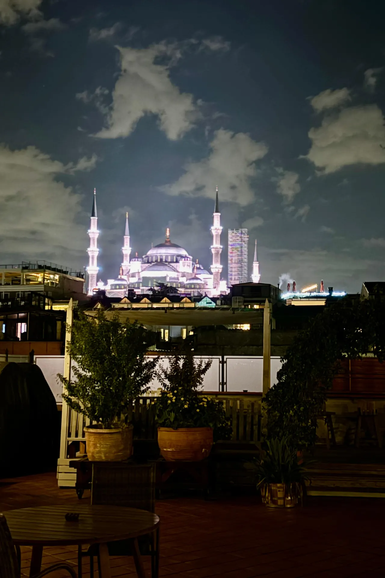 Turkije - Istanbul - Moskee in centrum bij nacht vanaf een dakteras 