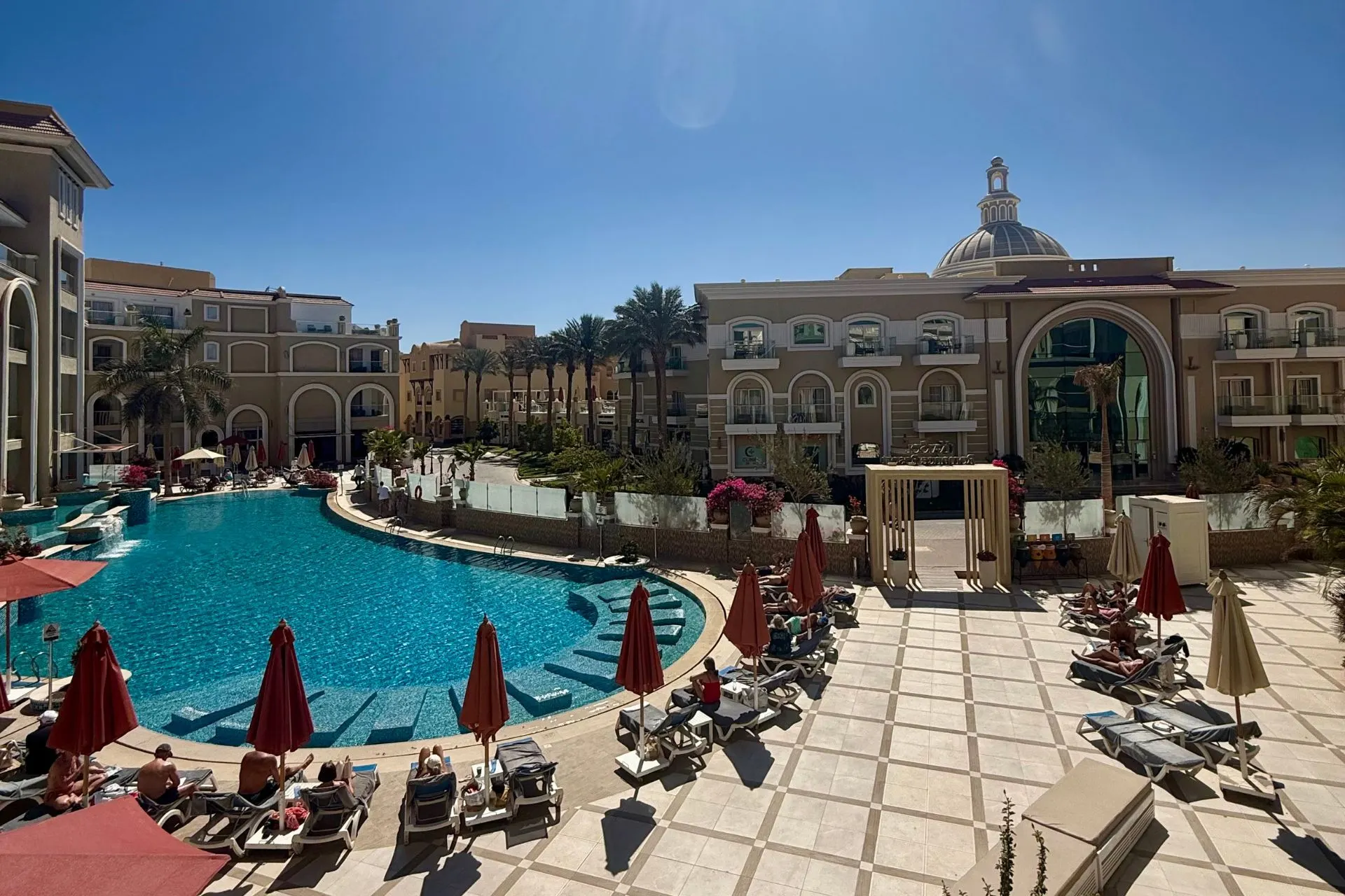 Zwembad en binnentuin van Kaisol Romance Resort, een rustig adults‑only resort aan de Rode Zee in Egypte.

